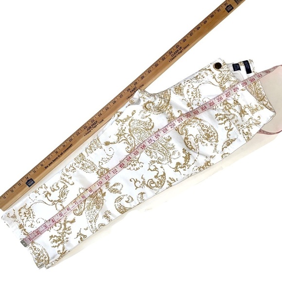 LIKE NEW - Chaps White and Yellow Denim 5 Pocket Capris Office Casual Size. 6 - Picture 9 of 9